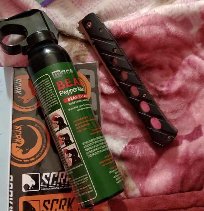 查扣辣椒水，折疊刀等危險物品。（圖 / 劉詠韻翻攝）