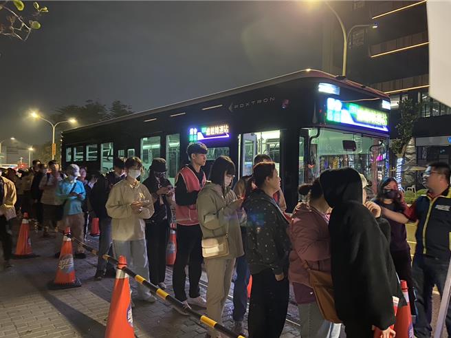 首日活動散場約1小時後疏散人潮、車流。（交通局提供／曹婷婷台南傳真）