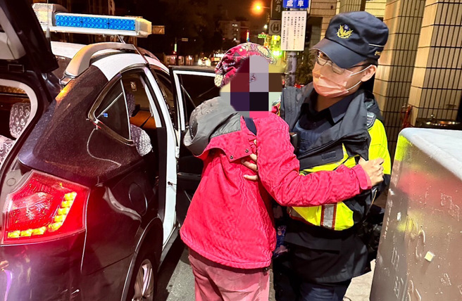 台中暖警协助江妇上车并平安送返家。（翻摄画面）