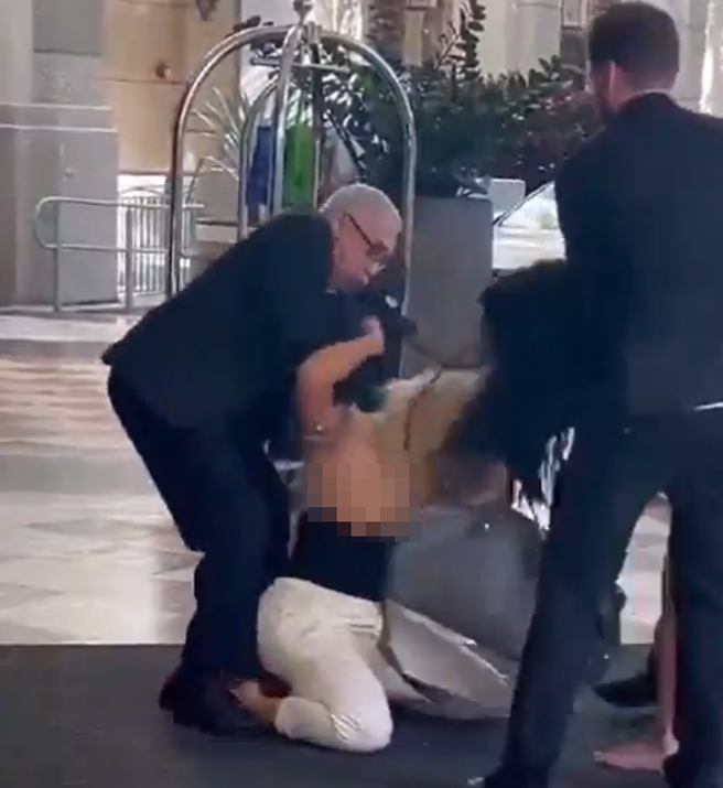 根据影片画面，该2名女子就地于大厅前直接打起来，双方不仅扯衣拉髮，甚至还各自祭出超派铁拳互相痛扁。（图 / 翻摄自@TheTriceRozay　X）