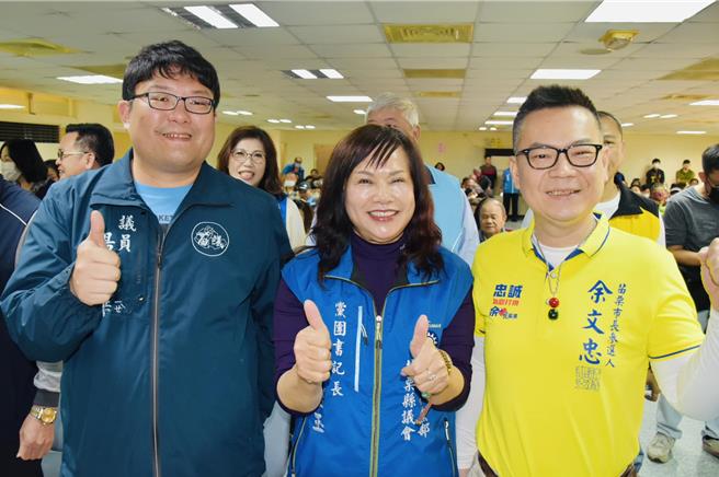 国民党籍苗栗县议员杨明烨、郑碧玉、余文忠以电话民调初选。（余文忠提供／李京升苗栗传真）