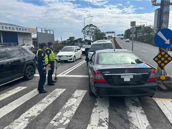 頭城交流道前昨日發生賓士車逆向撞對向來車。（警方提供／吳佩蓉宜蘭傳真）