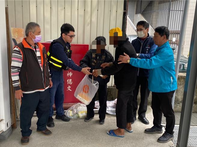 台中大里69岁彭姓男街友因身患眼疾无人照顾，只能待在大新街土地公庙附近依靠庙方人员和街友照顾，警方接获里长通报后前往先送上便当暂解飢饿。（雾峰警分局提供／潘虹恩台中传真）