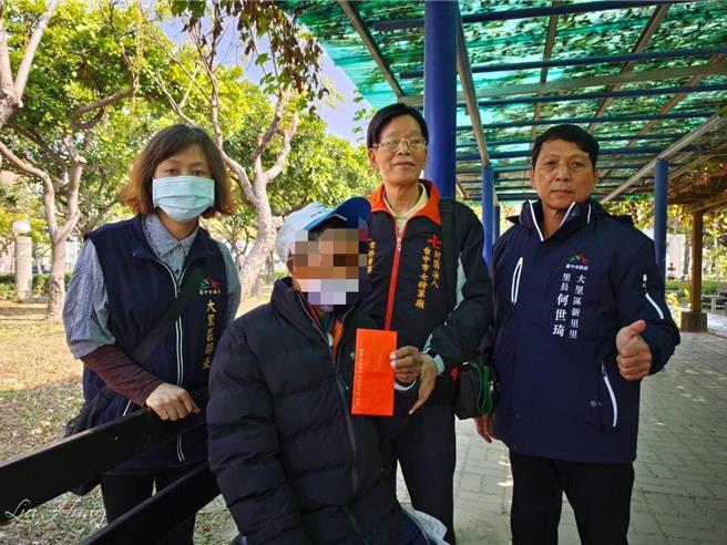 台中大里69岁彭姓男街友因身患眼疾无人照顾，只能待在大新街土地公庙附近依靠庙方人员和街友照顾，新里里里长何世琦与与大新街土地公庙、七将军庙等地方人士一起关心彭男，为他募集救助金。（雾峰警分局提供／潘虹恩台中传真）