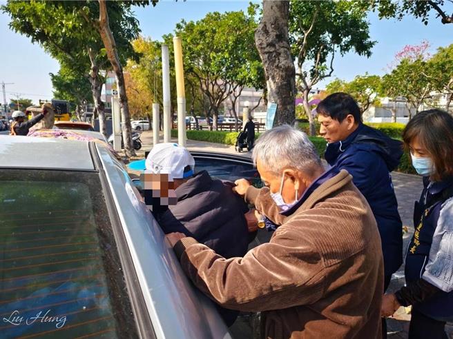 台中大里69岁彭姓男街友因身患眼疾无人照顾，只能待在大新街土地公庙附近依靠庙方人员和街友照顾，新里里里长何世琦与警方联络相关单位协助，顺利在彰化1家安置机构展开新生活。（雾峰警分局提供／潘虹恩台中传真）