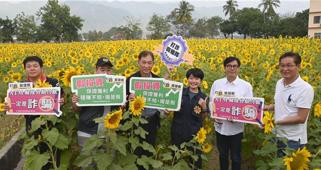 对于台糖猪肉被检验出含有瘦肉精，高雄市长陈其迈（右二）4日说会加强市场抽验工作。图为陈其迈与当地警方宣传反诈骗。（林瑞益摄）