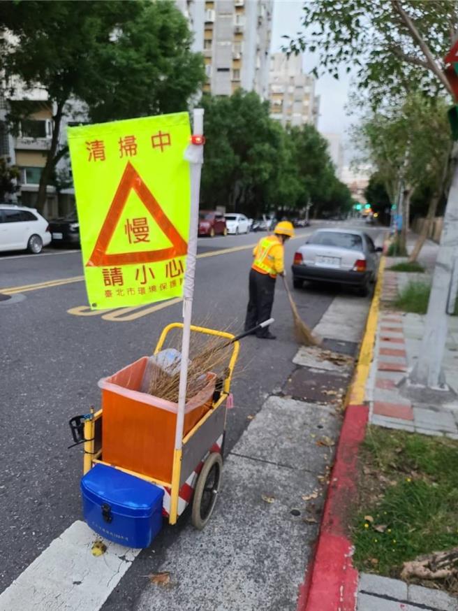 台北市政府推动16岁至65岁的经济弱势市民，可申请以工代赈，但今年将有55名代赈工于65岁生日当天，因不符合代赈工条件而失业，原每月有3万出头的收入，之后只能领取社会救助方案的中低收入老人生活津贴8000多元。（台北市议员曾献莹提供／刘彦宜台北传真）