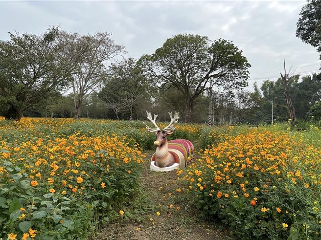 花叢間還有小鹿造型裝置藝術，相當適合拍照。（山上水道博物館提供／曹婷婷台南傳真）