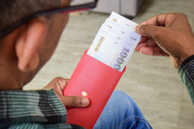 一名女子包8000元紅包，卻被父親嫌棄「不要像打發乞丐」。（示意圖，shutterstock／達志）