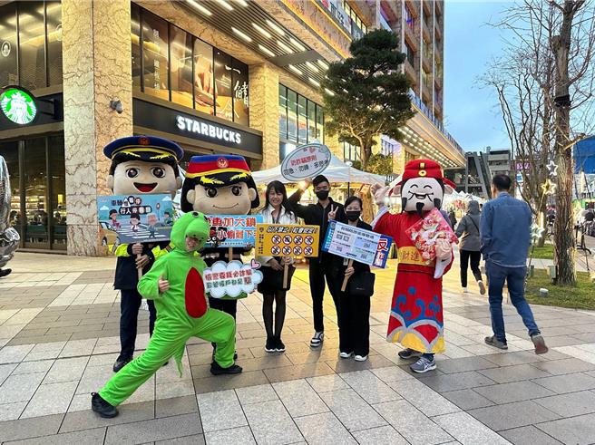 人民保母扮财神爷和龙宝宝，年货大街发红包吁识诈。(警方提供／蔡依珍桃园传真)