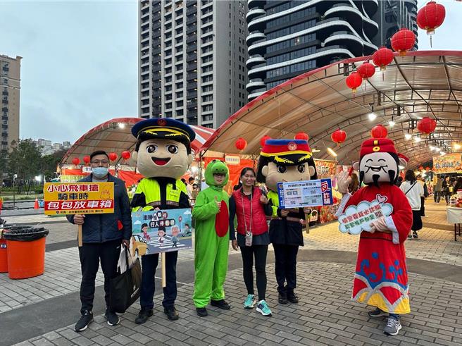  人民保母扮财神爷和龙宝宝，年货大街发红包吁识诈。(警方提供／蔡依珍桃园传真)