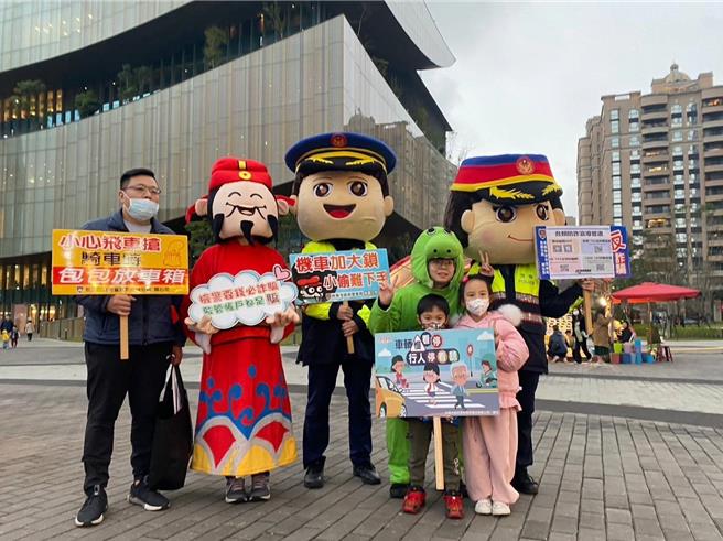  人民保母扮财神爷和龙宝宝，年货大街发红包吁识诈。(警方提供／蔡依珍桃园传真)