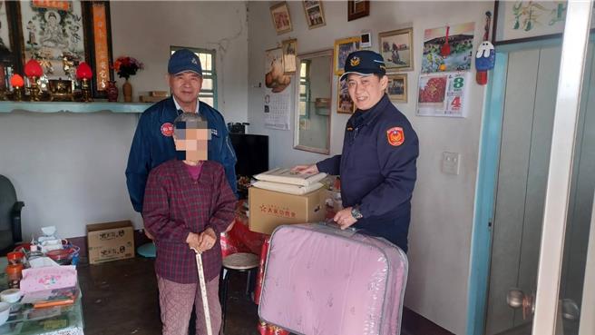 台中市和平地区高龄95岁徐姓阿嬷，家住偏远的中坑里山区，因为行动不便，地处偏远处又交通不便，每次下山就医相当困难。（和平警分局提供／张妍溱台中传真）