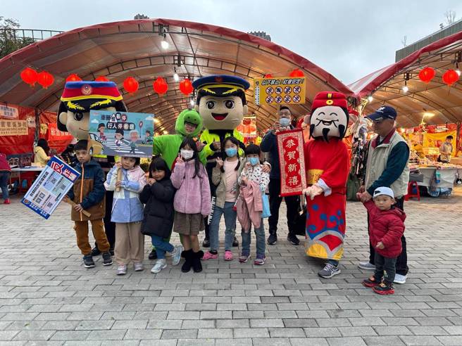 桃園分局警方在年貨大街發放紅包，並宣導預防犯罪及交通安全。（翻攝畫面）