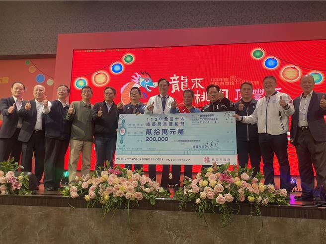 桃市农民节表扬，其中，新屋区蔬菜产销勇夺「112 年全国十大绩优农业产销班」获表扬。(吕筱蝉摄)