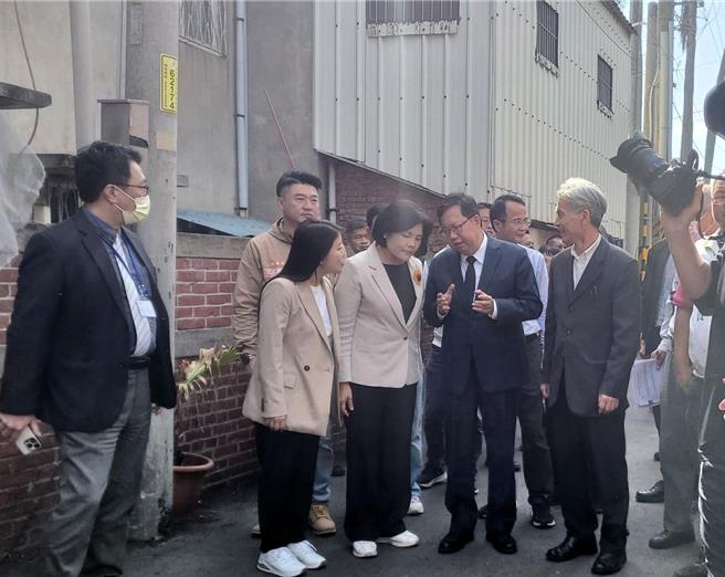 云林县长张丽善（前排左三）3日趁行政副院长郑文灿（前排左四）到云林，当面向他陈情请求教育部补助，郑同意居间沟通协助。（周丽兰摄）