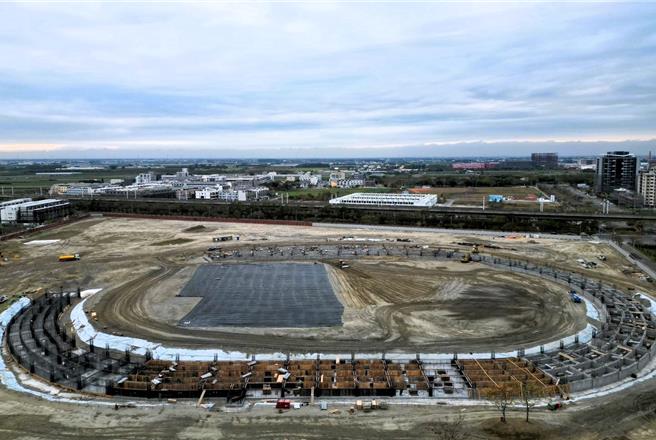 虎尾高铁运动园区田径场全速赶工，目前进度9.54％，超前3.9％，预计2025年7月中旬完工。（云林县府工务局提供）