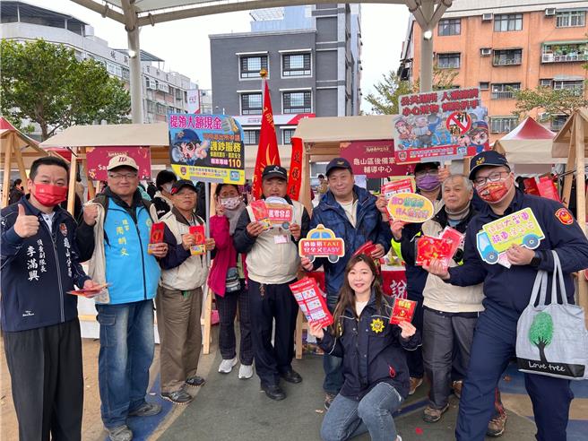 年货市集，龟山警请名家挥毫赠春联倡防诈。(警方提供／蔡依珍桃园传真)