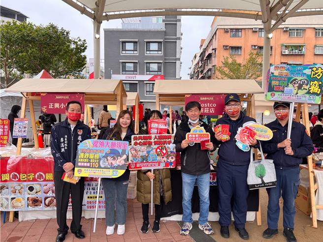 年货市集，龟山警请名家挥毫赠春联倡防诈。(警方提供／蔡依珍桃园传真)
