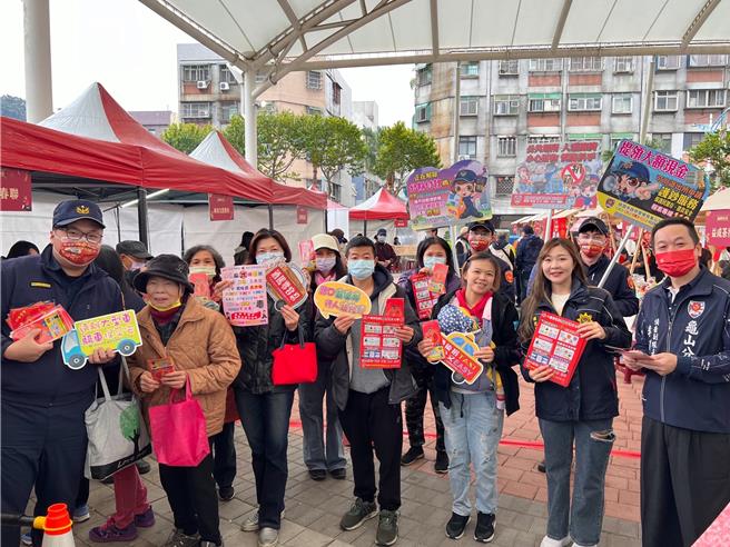 年货市集，龟山警请名家挥毫赠春联倡防诈。(警方提供／蔡依珍桃园传真)
