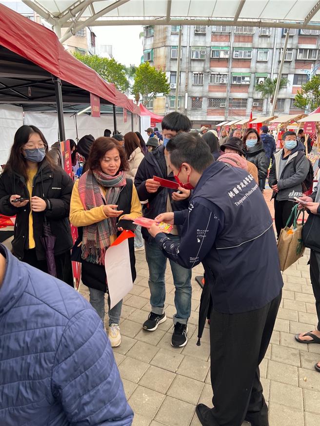 年货市集，龟山警请名家挥毫赠春联倡防诈。(警方提供／蔡依珍桃园传真)