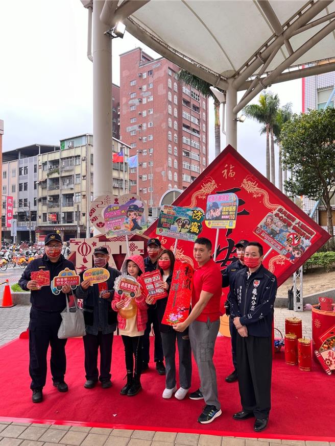 年货市集，龟山警请名家挥毫赠春联倡防诈。(警方提供／蔡依珍桃园传真)
