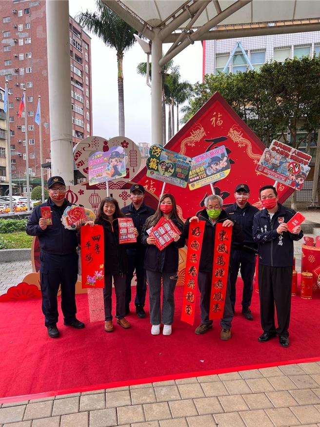 年货市集，龟山警请名家挥毫赠春联倡防诈。(警方提供／蔡依珍桃园传真)