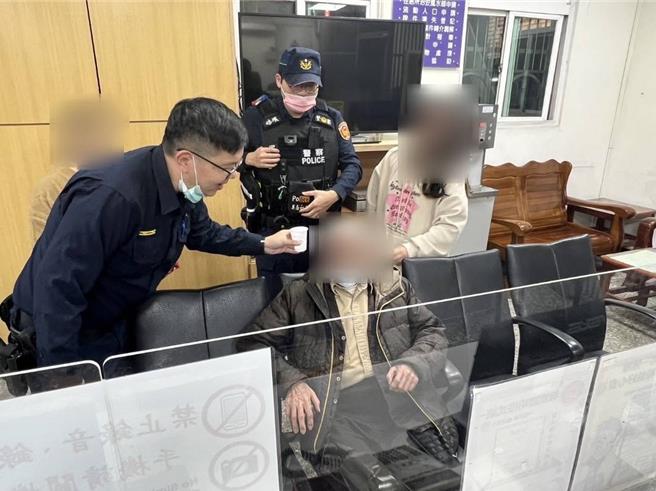 9旬失智翁和17岁少年年节前迷途，龟山警积极寻获，家属都泪谢警方协助。(警方提供／蔡依珍桃园传真)