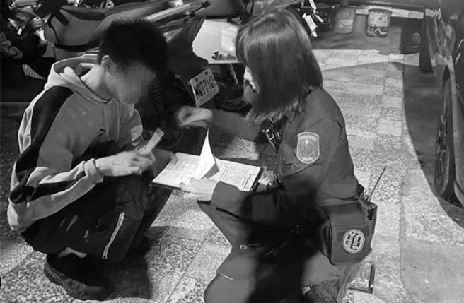 9旬失智翁和17岁少年年节前迷途，龟山警积极寻获，家属都泪谢警方协助。(警方提供／蔡依珍桃园传真)