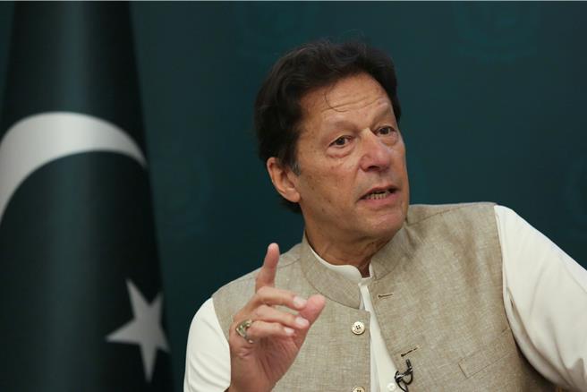 这是针对伊姆兰汗的第3项不利裁决，他已被禁止参加大选。（路透社）