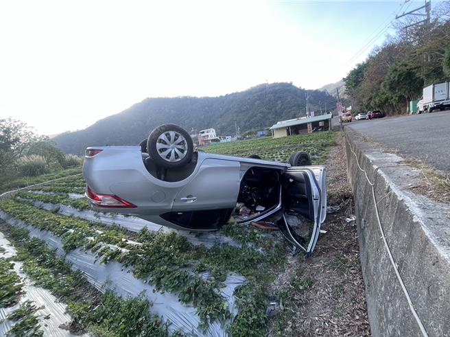 刘男车辆翻覆。（民眾提供／李京升苗栗传真）