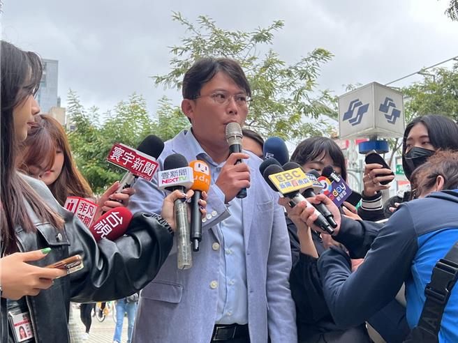 黄国昌批评民进党最没资格讲民眾党移转焦点。（王扬杰摄）