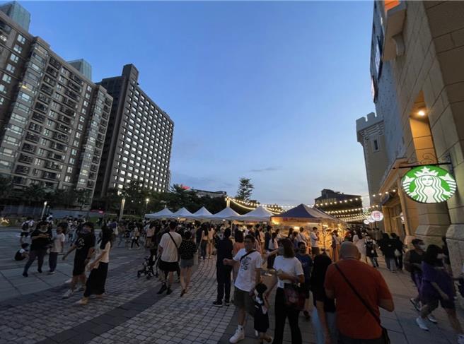 台茂購物中心10日至14日集結36家受歡迎攤位及餐車開辦「春節市集」。（台茂購物中心提供／朱世凱台北傳真）