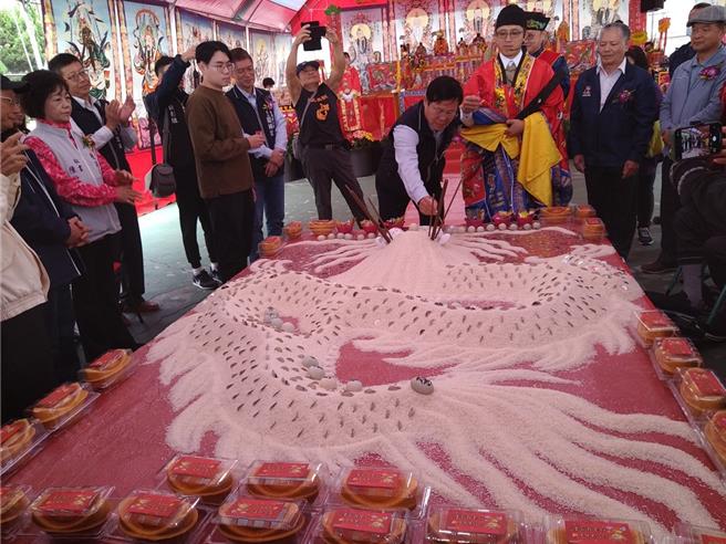 法師為米龍舉行「開光點睛」儀式，有祈福消災又招財，祈求一整年的好運。（台中市政府提供／張妍溱台中傳真）