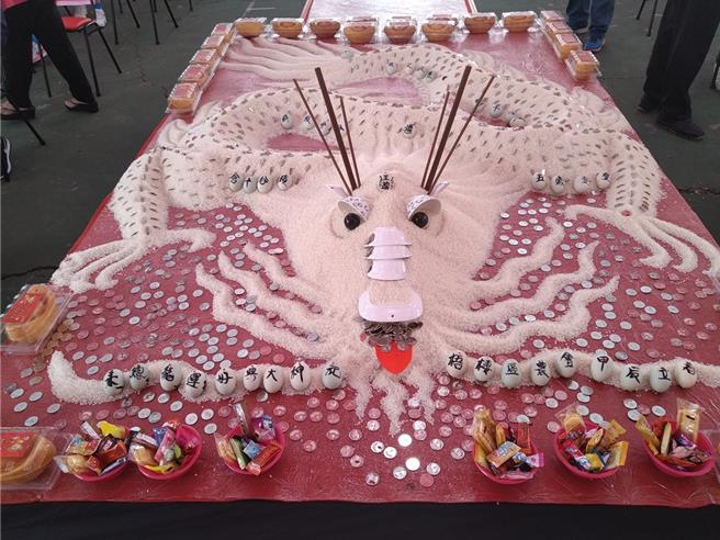 梧棲區農會特取梧棲區的主要經濟作物「米」塑出「米龍」。（台中市政府提供／張妍溱台中傳真）