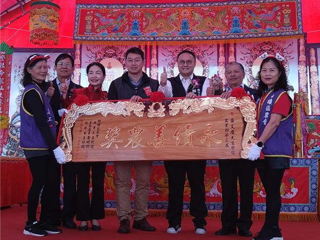 台中市政府農業局輔導梧棲區農會辦理「梧棲區各界慶祝113年農民節表彰暨節約用電宣導、致祀神農大帝典禮活動」。（台中市政府提供／張妍溱台中傳真）