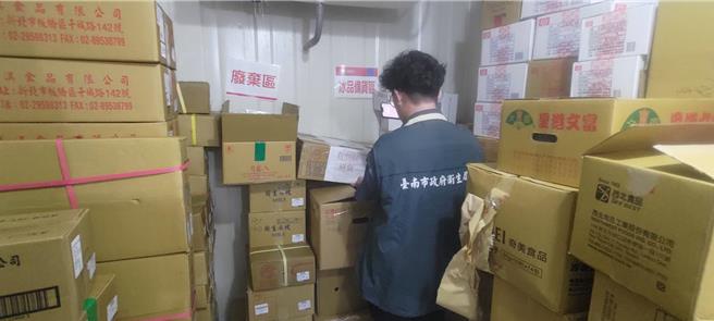 台南市卫生局3日稽查32处贩售售点，下架25包7.5公斤台糖梅花猪肉片。(台南市卫生局提供／曹婷婷台南传真)