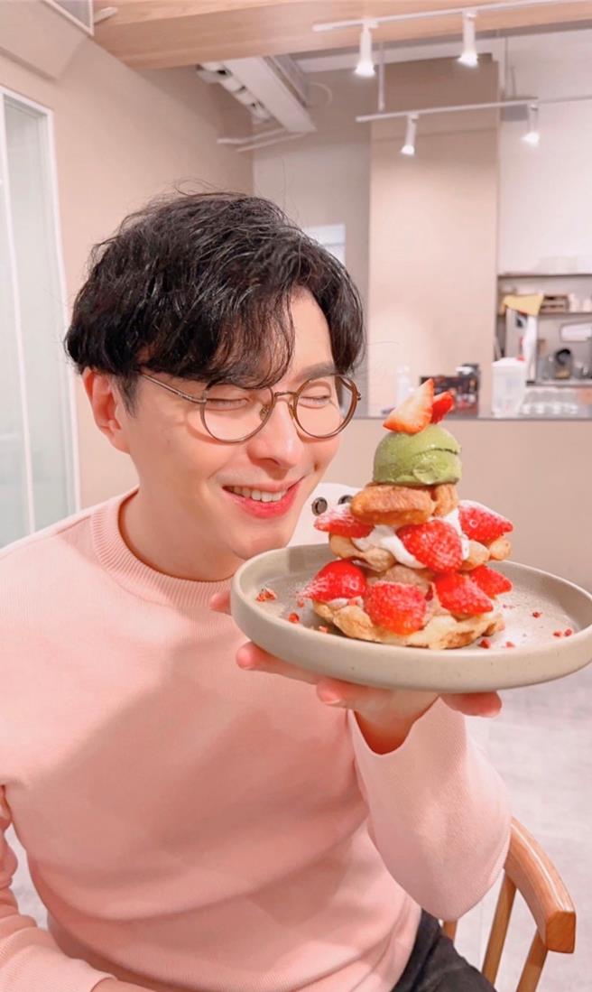 OpenTable攜手星星教授安格斯公開星座戀愛運勢。（OpenTable提供／朱世凱台北傳真）