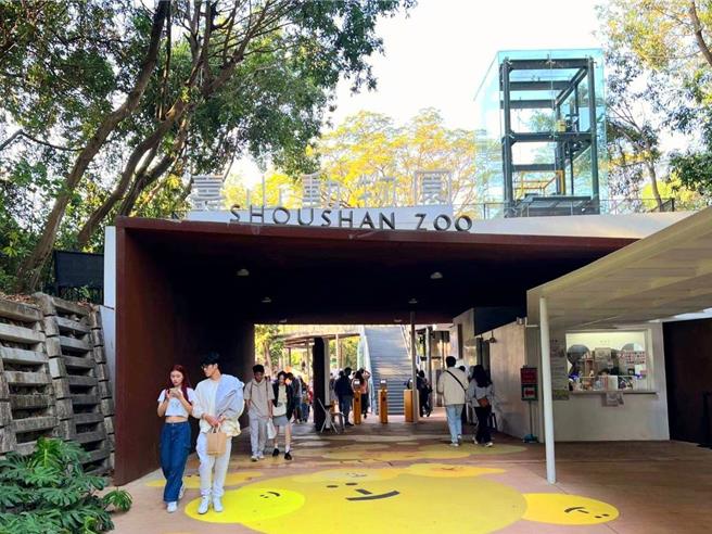 因應黃色小鴨睽違10年重返愛河灣，動物園以黃色角落地景藝術及中信造船集團小鴨藝術裝置相互呼應，另外，春節期間也安排「龍 time LONG see」系列活動，陪大家一起迎新春。（高市府觀光局提供／洪浩軒高雄傳真）