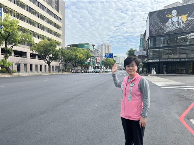 台中去年机车事故死伤逾6.9万人居六都第一，市议员陈俞融4日指出，市府去年完成445个路面烫平工程却未藉机改善标线，其中33条宽15米以上之道路仅12条检讨改善，改善度3成6，维持禁行机车及两段式左转恐让机车骑士面临突发风险。（台中市议员陈俞融提供／潘虹恩台中传真）