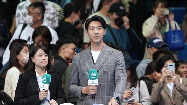 劉丞（中）以流利的英文主持賽事。（艾迪昇傳播提供）