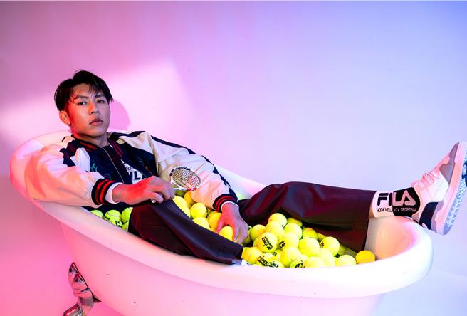 劉丞日前結合品牌與網球，拍出他時尚的一面。（艾迪昇傳播提供）