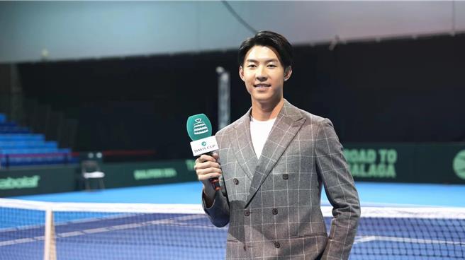   劉丞在中法台維斯盃世界組總決賽擔任英文主持人。（艾迪昇傳播提供）