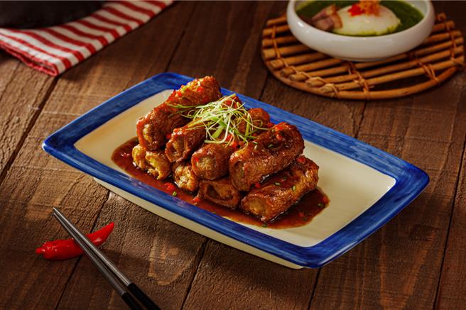 「开饭川食堂」基隆门市结合在地特色小吃吉古拉、大肠圈及蛋肠入菜，推出基隆店独卖的在地好滋味，图为「吉镶川味串串烧」。(飨宾餐旅事业提供)