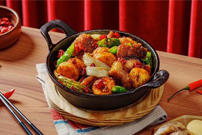 「翻滚吧！基隆双宝」将大肠圈及蛋肠与「开饭」特制调料热锅翻滚，口口香辣过瘾翻腾味蕾。(飨宾餐旅事业提供)