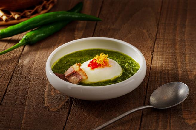 「烧椒水波蛋」特选「大成」集团的「上品语り 生食级鸡蛋」，与「开饭」主厨特制「烧椒酱」结合，蛋鲜味美，椒香四溢。(飨宾餐旅事业提供)