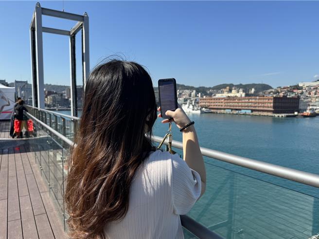 开幕期间到基隆港好食城「飨泰多」用餐，参与AR扩增实境体验钓鱼乐趣，有机会获得甜点满额优惠券或泰式奶茶兑换券。(飨宾餐旅事业提供)