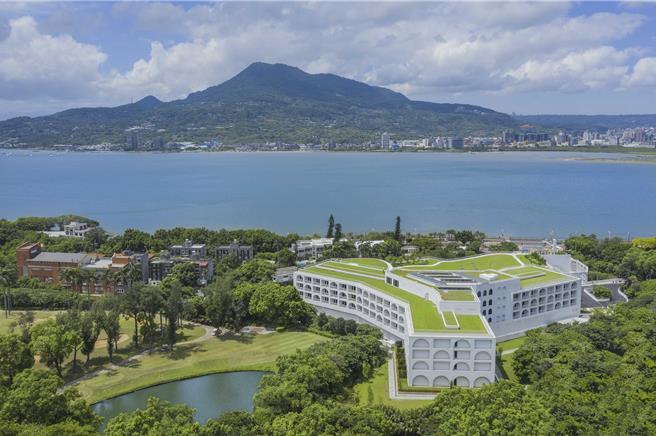 被喻为「淡水河畔最美酒店」的将捷金郁金香酒店，推出「龙年迎春住房专案」抢攻春节出游住宿商机。(沪尾艺文休閒园区提供)