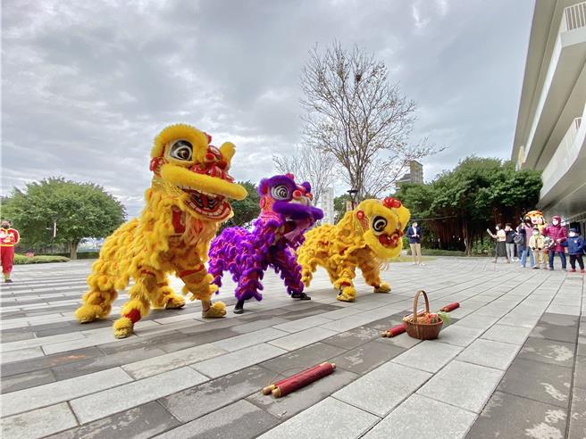 年初一，新北沪尾艺文休閒园区安排祥狮献瑞及战鼓表演，财神爷11点发赠限量乐透彩红包。(沪尾艺文休閒园区提供)
