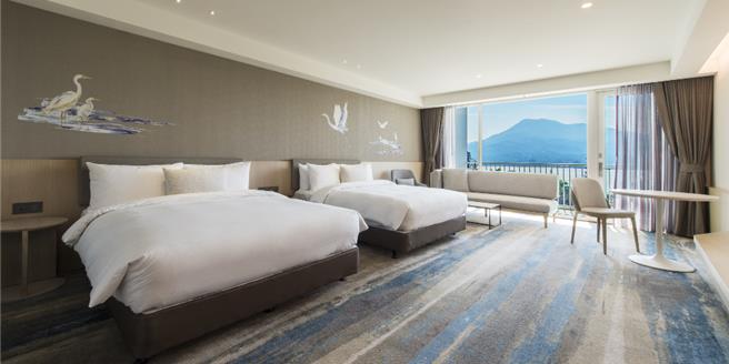 除夕至初三入住将捷金郁金香酒店再赠平日双人住宿券1张，高级客房(含)以上房型再享1位儿童免费入住。(沪尾艺文休閒园区提供)